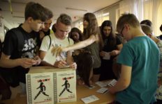 Młodzież głosuje na filmy wyświetlane podczas Retrospektywy